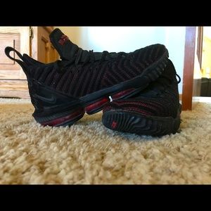 NIKE
LEBRON XVI
Black/Black-university Red